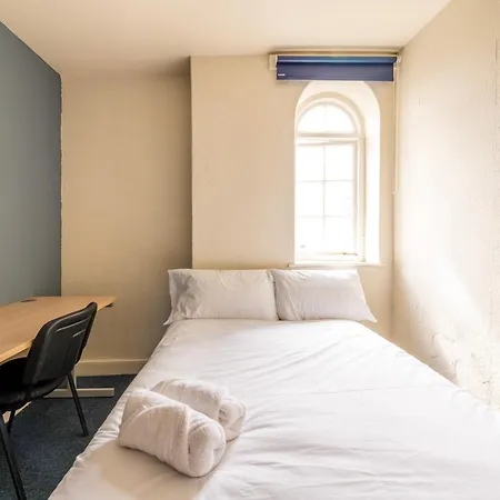 Centralised 9 Bedroom Flat By Prescott * Bristol