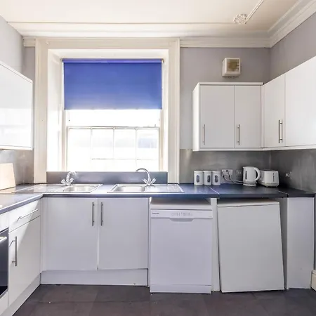 Centralised 9 Bedroom Flat By Prescott * Bristol