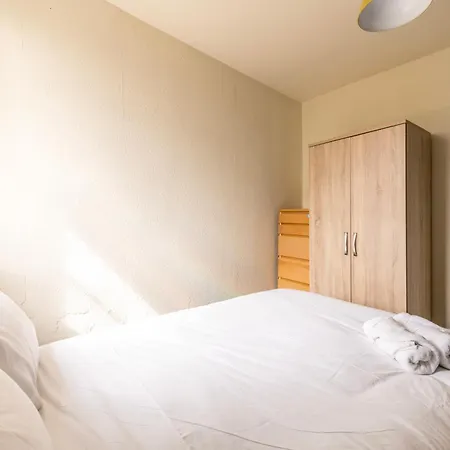 Centralised 9 Bedroom Flat By Prescott בריסטול