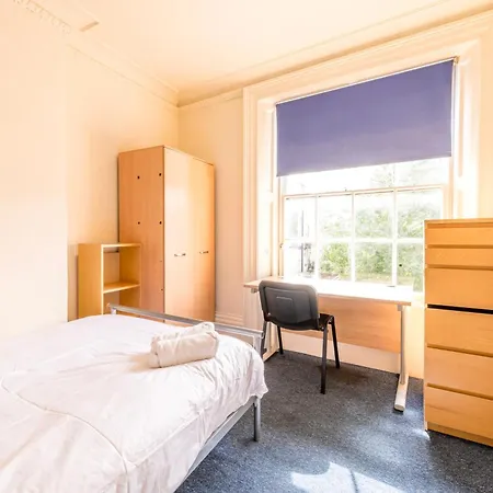 Centralised 9 Bedroom Flat By Prescott * בריסטול