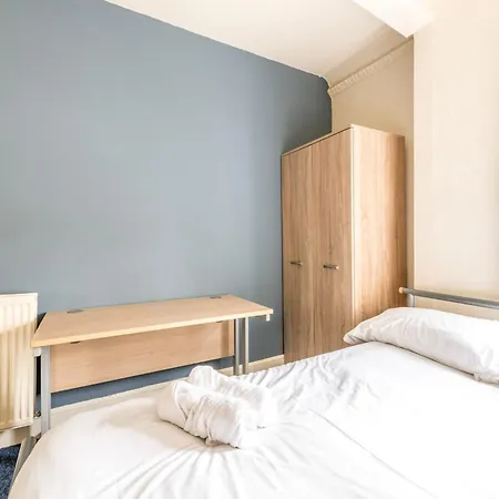 Centralised 9 Bedroom Flat By Prescott * בריסטול