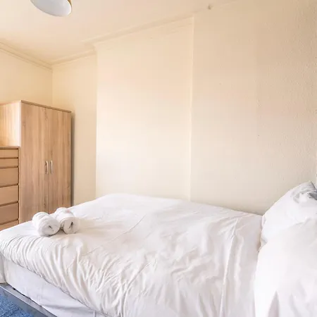 דירה Centralised 9 Bedroom Flat By Prescott *
