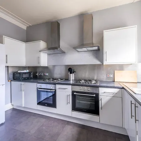 דירה Centralised 9 Bedroom Flat By Prescott *